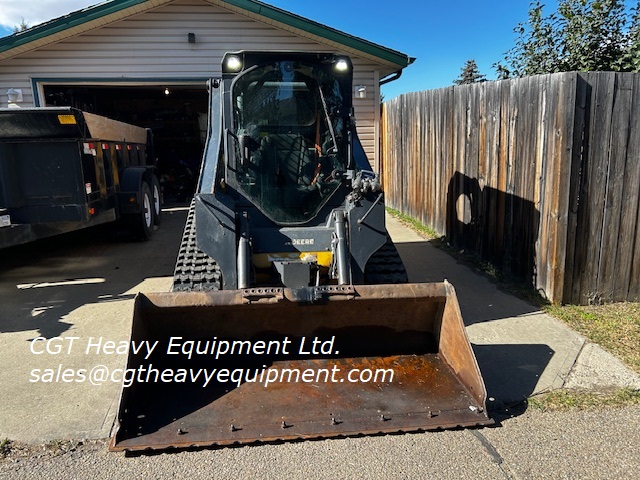 2019 Deere 317G Skidsteer and 2020 Canada Manufacturing Limited dump trailer - Image 3