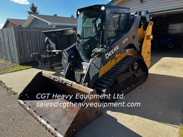 2019 Deere 317G Skidsteer and 2020 Canada Manufacturing Limited dump trailer - Image 4