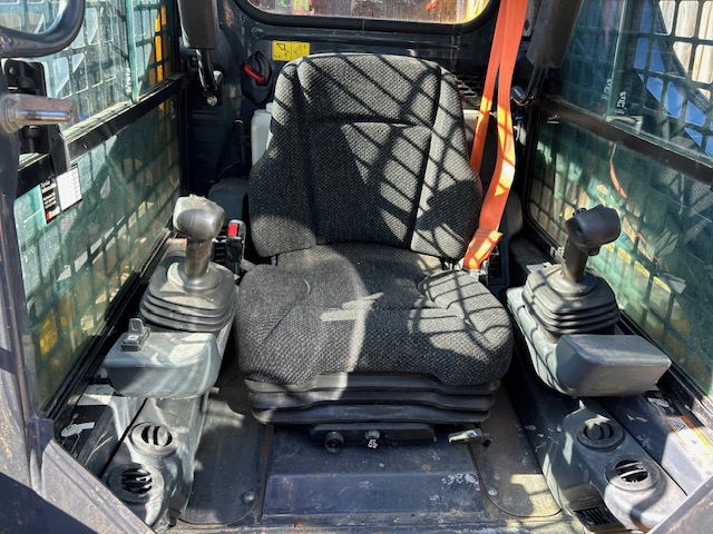 2019 Deere 317G Skidsteer and 2020 Canada Manufacturing Limited dump trailer - Image 6