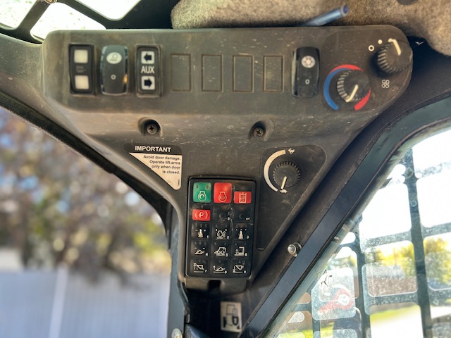 2019 Deere 317G Skidsteer and 2020 Canada Manufacturing Limited dump trailer - Image 7